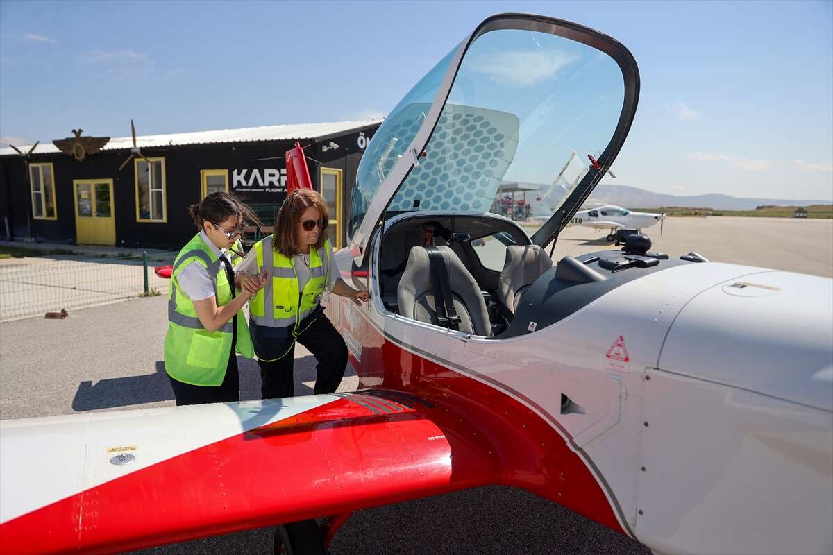 Konya’da öğretmen anne, pilot kızının mezuniyetiyle havalara uçtu 7